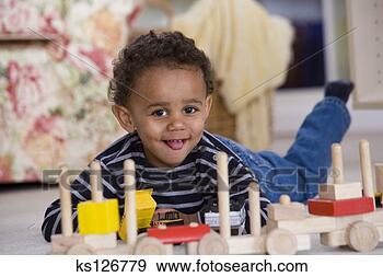 Arquivo Fotográficos - menino,  tocando, 
 brinquedos. fotosearch 
- busca de fotos, 
imagens e clipart