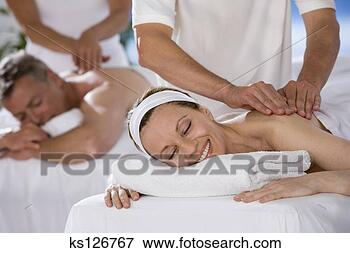 Foto - mulher,  recebendo, 
 massagem. fotosearch 
- busca de fotos, 
imagens e clipart