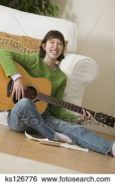 Banco de Imagem - sorrindo,  mulher, 
 tocando,  acústico, 
 guitarra. fotosearch 
- busca de fotos, 
imagens e clipart