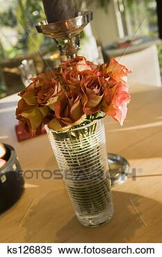 Banco de Imagem - secado,  rosas, 
 vaso. fotosearch 
- busca de fotos, 
imagens e clipart