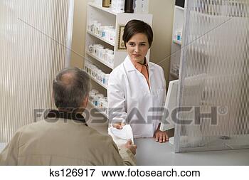 Foto - farmacêutico, 
 dar,  prescrição. 
fotosearch - busca 
de fotos, imagens 
e clipart