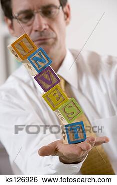 Banco de Imagem - homem negócios, 
 equilibrar,  
predios,  blocos, 
 leitura,  investir. 
fotosearch - busca 
de fotos, imagens 
e clipart