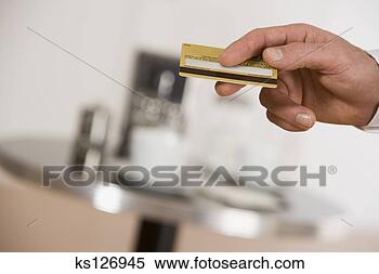 Banco de Imagem - mão,  segurando, 
 crédito,  cartão. 
fotosearch - busca 
de fotos, imagens 
e clipart