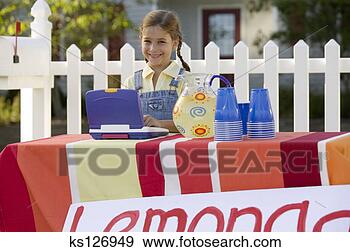 Arquivo Fotográficos - menina,  limonada, 
 levantar. fotosearch 
- busca de fotos, 
imagens e clipart