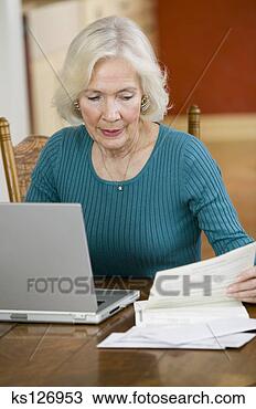Banco de Imagem - mulher,  paperwork, 
 laptop,  computador. 
fotosearch - busca 
de fotos, imagens 
e clipart