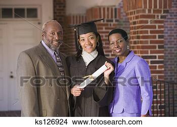 Banco de Imagem - pais,  ficar, 
 graduado,  segurando, 
 diploma. fotosearch 
- busca de fotos, 
imagens e clipart