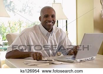 Banco de Imagem - paperwork,  laptop. 
fotosearch - busca 
de fotos, imagens 
e clipart