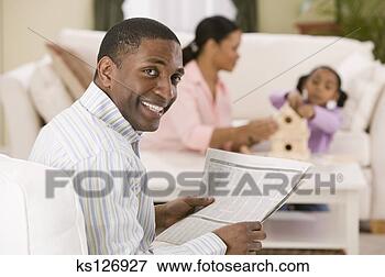 Foto - relaxante,  jornal. 
fotosearch - busca 
de fotos, imagens 
e clipart