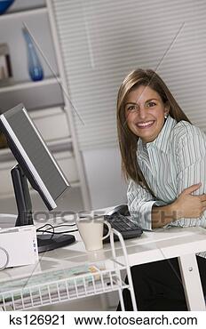 Arquivo de Fotografia - sorrindo,  executiva, 
 computador. fotosearch 
- busca de fotos, 
imagens e clipart