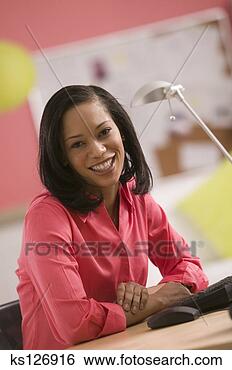 Banco de Imagem - sorrindo,  executiva. 
fotosearch - busca 
de fotos, imagens 
e clipart