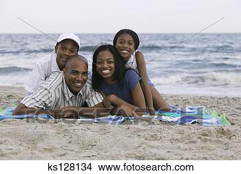 Banco de Imagem - família,  mentindo, 
 praia. fotosearch 
- busca de fotos, 
imagens e clipart