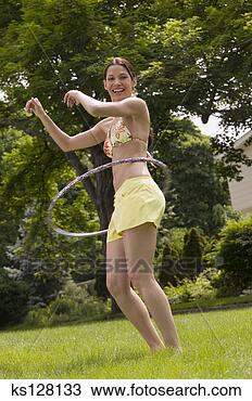 Banco de Imagem - jovem,  mulher, 
 tocando,  brinquedo, 
 aro. fotosearch 
- busca de fotos, 
imagens e clipart