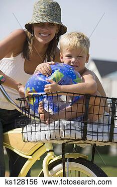 Banco de Imagem - mãe,  criança, 
 cesta. fotosearch 
- busca de fotos, 
imagens e clipart