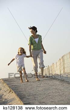 Banco de Imagem - mãe,  filha,  
andar,  boardwalk. 
fotosearch - busca 
de fotos, imagens 
e clipart