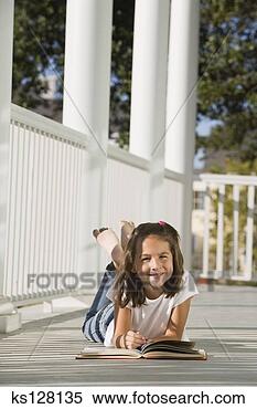 Banco de Imagem - menina,  leitura, 
 livro,  alpendre. 
fotosearch - busca 
de fotos, imagens 
e clipart