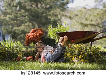 Banco de Imagem - menina,  mentindo, 
 jardim. fotosearch 
- busca de fotos, 
imagens e clipart