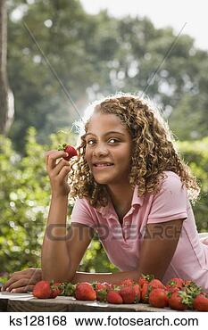 Banco de Imagem - menina,  morangos. 
fotosearch - busca 
de fotos, imagens 
e clipart
