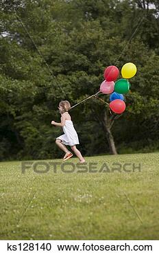 Arquivo de Fotografias - menina,  parque, 
 balões. fotosearch 
- busca de fotos, 
imagens e clipart