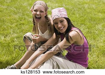 Banco de Imagem - meninas,  sentando, 
 capim. fotosearch 
- busca de fotos, 
imagens e clipart
