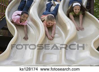 Banco de Imagem - meninas,  tocando, 
 deslizamentos. 
fotosearch - busca 
de fotos, imagens 
e clipart
