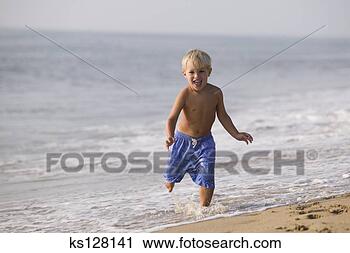 Arquivo de Fotografia - menino,  executando, 
 praia. fotosearch 
- busca de fotos, 
imagens e clipart