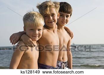 Arquivo Fotográficos - meninos,  andar, 
 praia. fotosearch 
- busca de fotos, 
imagens e clipart