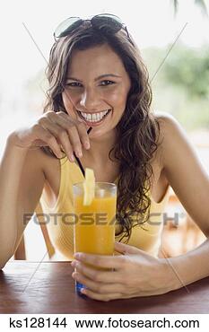 Banco de Imagem - mulher,  alto, 
 bebida. fotosearch 
- busca de fotos, 
imagens e clipart
