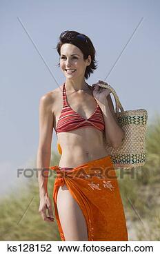 Banco de Imagem - mulher,  carregar, 
 saco,  praia. 
fotosearch - busca 
de fotos, imagens 
e clipart