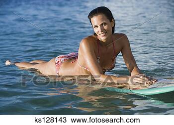 Banco de Imagem - mulher,  mentindo, 
 surfboard. fotosearch 
- busca de fotos, 
imagens e clipart