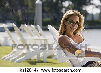 Foto - mulher,  relaxante. 
fotosearch - busca 
de fotos, imagens 
e clipart
