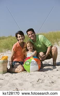 Arquivo de Fotografias - pais,  filha, 
 praia. fotosearch 
- busca de fotos, 
imagens e clipart