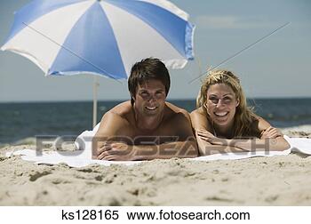 Banco de Imagem - par,  mentindo, 
 baixo,  praia. 
fotosearch - busca 
de fotos, imagens 
e clipart