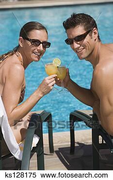 Banco de Imagem - poolside,  par, 
 coquetéis. fotosearch 
- busca de fotos, 
imagens e clipart