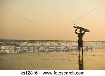 Arquivo de Fotografia - surfista,  segurando, 
 surfboard,  praia. 
fotosearch - busca 
de fotos, imagens 
e clipart