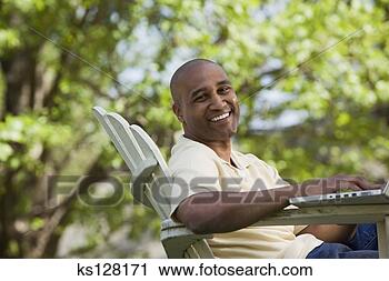 Arquivo de Fotografia - usando,  laptop, 
 ao ar livre. 
fotosearch - busca 
de fotos, imagens 
e clipart