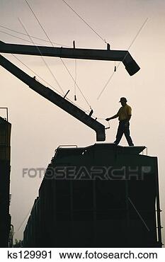Arquivo de Fotografia - silueta,  trabalhador, 
 carregando,  
semente,  trilho, 
 car. fotosearch 
- busca de fotos, 
imagens e clipart