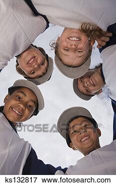 Foto - crianças,  basebol, 
 equipe. fotosearch 
- busca de fotos, 
imagens e clipart