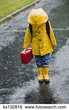 Banco de Imagem - menina,  andar, 
 ao ar livre, 
 raincoat. fotosearch 
- busca de fotos, 
imagens e clipart