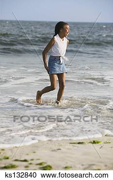 Arquivo de Fotografias - menina,  andar, 
 praia. fotosearch 
- busca de fotos, 
imagens e clipart