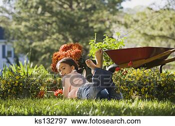 Foto - menina,  jardim. 
fotosearch - busca 
de fotos, imagens 
e clipart