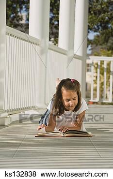 Banco de Imagem - menina,  leitura, 
 livro,  alpendre. 
fotosearch - busca 
de fotos, imagens 
e clipart