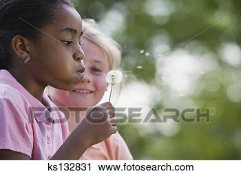 Arquivo de Fotografia - meninas,  soprando, 
 bolhas. fotosearch 
- busca de fotos, 
imagens e clipart