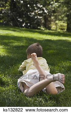 Banco de Imagem - menino,  mentindo, 
 capim. fotosearch 
- busca de fotos, 
imagens e clipart