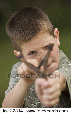 Banco de Imagem - menino,  slingshot. 
fotosearch - busca 
de fotos, imagens 
e clipart