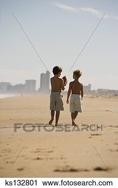 Arquivo de Fotografia - meninos,  andar, 
 ao longo,  praia. 
fotosearch - busca 
de fotos, imagens 
e clipart