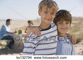 Banco de Imagem - sorrindo,  amigos, 
 praia. fotosearch 
- busca de fotos, 
imagens e clipart