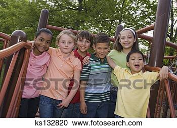 Arquivo de Fotografias - sorrindo,  crianças, 
 pátio recreio. 
fotosearch - busca 
de fotos, imagens 
e clipart