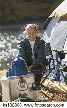 Banco de Imagem - sorrindo,  menina, 
 acampamento. 
fotosearch - busca 
de fotos, imagens 
e clipart