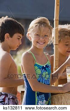 Arquivo de Fotografia - sorrindo,  menina, 
 ao ar livre. 
fotosearch - busca 
de fotos, imagens 
e clipart