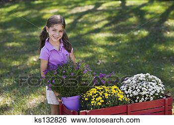 Banco de Imagem - sorrindo,  menina, 
 flores. fotosearch 
- busca de fotos, 
imagens e clipart